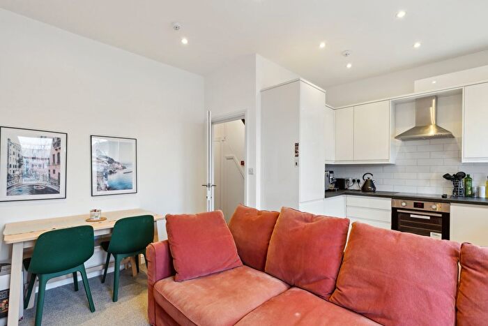 2 Bedroom Flat To Rent In Linden Gardens, Turnham Green, W4