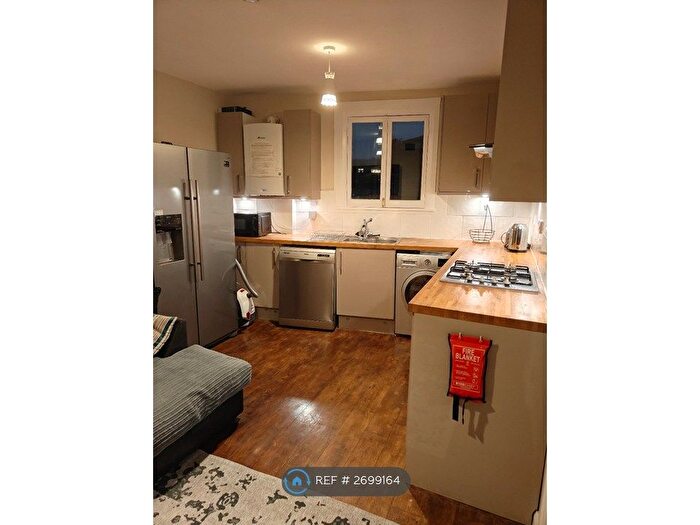 3 Bedroom Flat To Rent In Connaught Mansions, London, SW9
