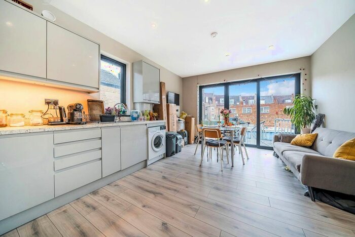 3 Bedroom Flat To Rent In Renmuir Street, Tooting, London, SW17