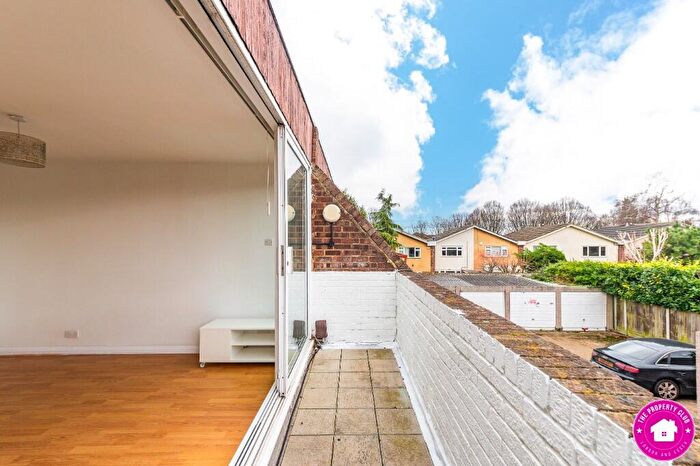 2 Bedroom Apartment To Rent In Cleveland Road, London, E18