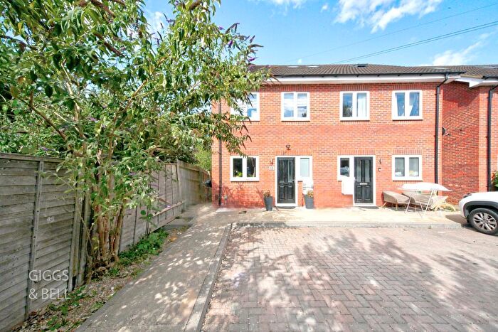 3 Bedroom Town House For Sale In Deanes Close, Luton, Bedfordshire, LU1