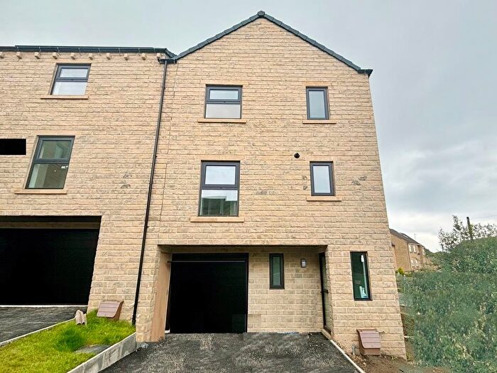 3 Bedroom Town House For Sale In Kinder Close, Thornton, Bradford, BD13