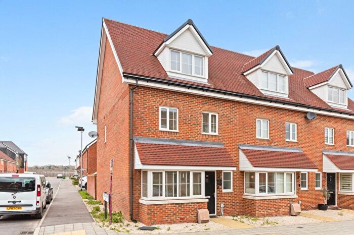 3 Bedroom End Of Terrace House For Sale In Illett Way, Faygate, RH12