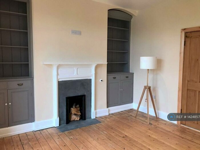 2 Bedroom Flat To Rent In High Street, St. Clears, Carmarthen, SA33