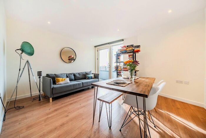 1 Bedroom Flat To Rent In St. James' Crescent, Brixton, London, SW9