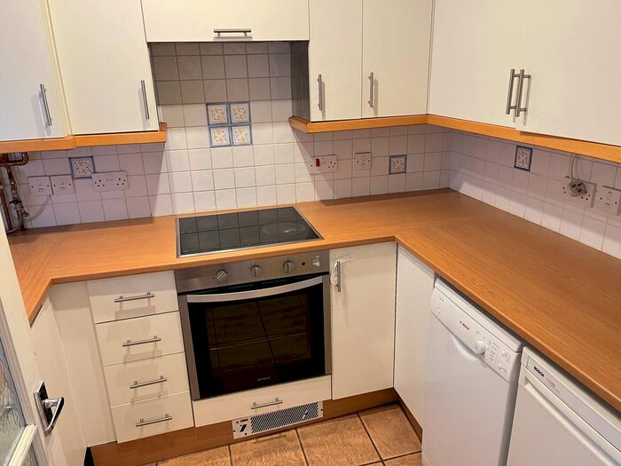 2 Bedroom Terraced House To Rent In Macleod Road, Winchmore Hill, N21