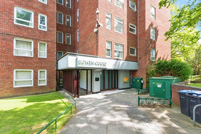 2 Bedroom Flat For Sale In Wake Green Park, Birmingham, B13