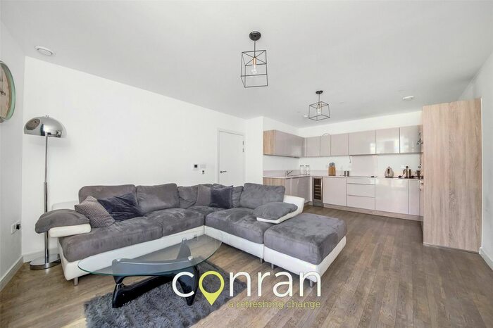 2 Bedroom Flat To Rent In Cable Walk, Greenwich, SE10
