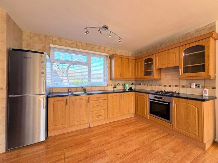 2 Bedroom Flat For Sale In Stratton Close, Edgware, HA8