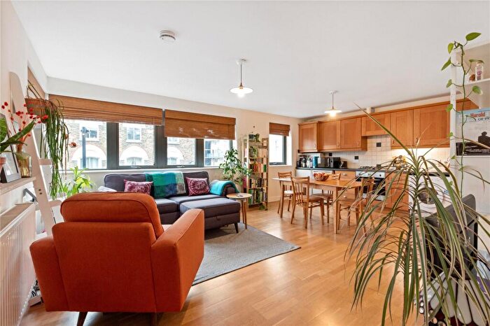 2 Bedroom Apartment For Sale In Green Lanes, London, N16