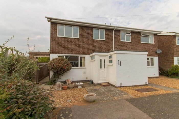 3 Bedroom Semi-Detached House To Rent In Spring Close, Histon, CB24