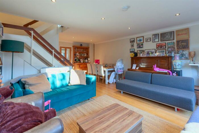 3 Bedroom House To Rent In Plane Tree Way, Woodstock, OX20