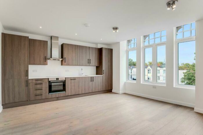 2 Bedroom Flat To Rent In Parkview House, Green Lanes, N8