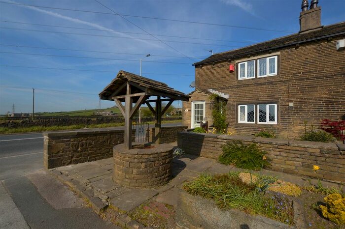 3 Bedroom Cottage To Rent In Brighouse &amp; Denholme Road, Queensbury, Bradford, BD13