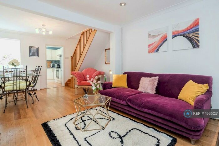 3 Bedroom Semi-Detached House To Rent In Beaumont Cottages, Windsor, SL4