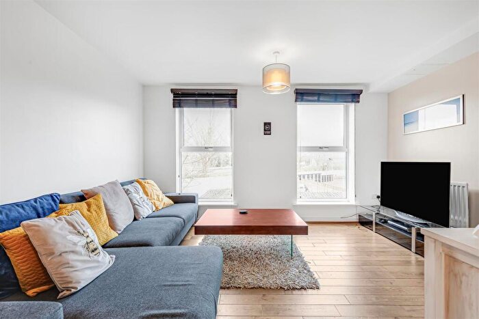 2 Bedroom Flat To Rent In Wadham Mews, Mortlake, SW14