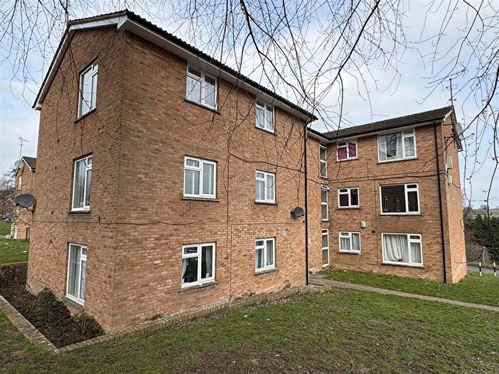 2 Bedroom Flat To Rent In Acacia Drive, Cam, GL11