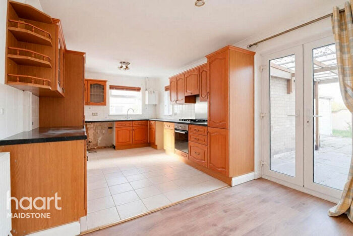 3 Bedroom Semi-Detached House For Sale In Kent Avenue, Maidstone, ME15