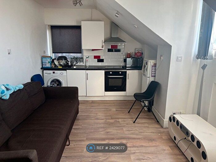 1 Bedroom Flat To Rent In Bingham Road, Nottingham, NG5