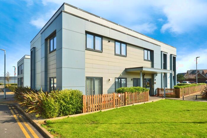 2 Bedroom Flat For Sale In Spindle Close, Folkestone, Kent, CT18