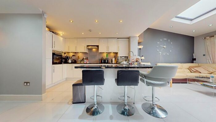 3 Bedroom Flat To Rent In Kingfisher Street, London, E6