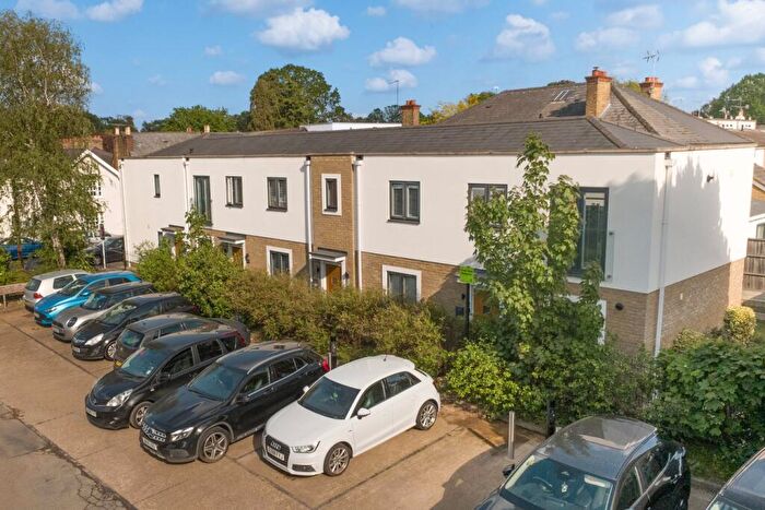 1 Bedroom Apartment For Sale In Kemble Close, Weybridge, KT13
