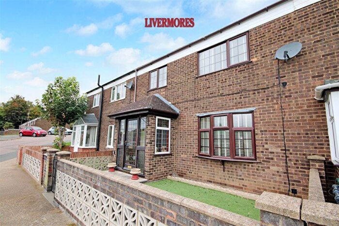 3 Bedroom Terraced House For Sale In Ingress Gardens, Greenhithe, DA9