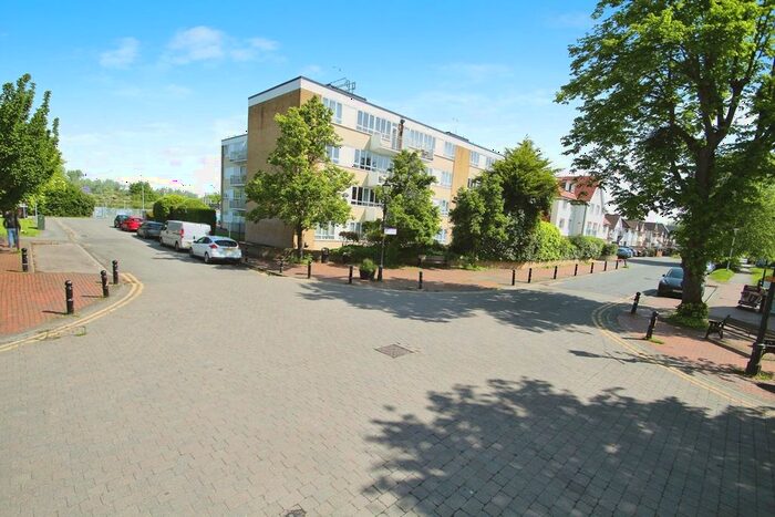 2 Bedroom Flat To Rent In Bathurst Walk, Richings Park, SL0