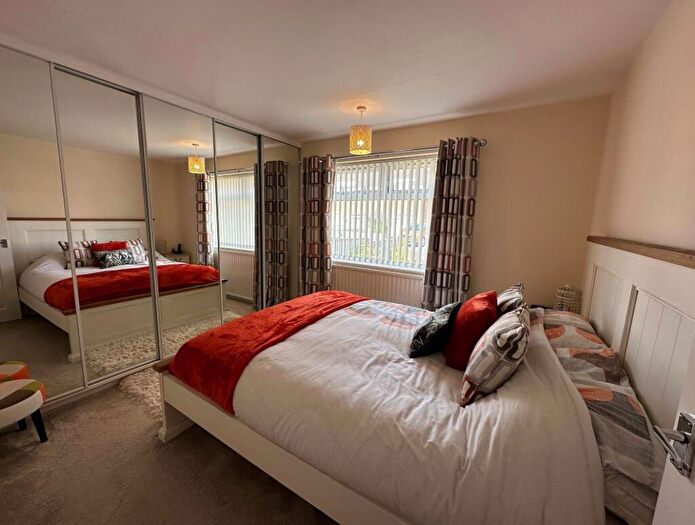 2 Bedroom Semi-Detached Bungalow For Sale In Derwent Way, Newark, Nottinghamshire, NG24