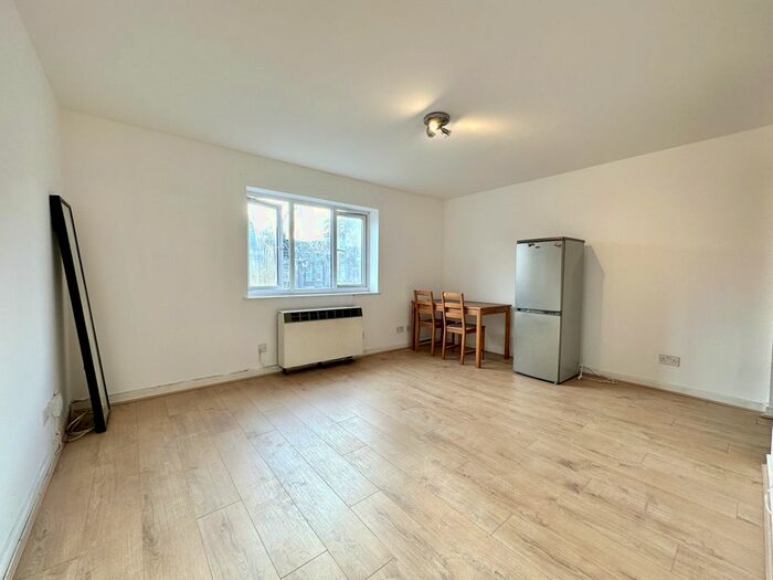 2 Bedroom Flat To Rent In New Cross Road, London, SE14