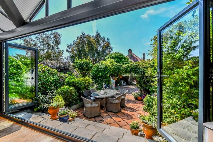 3 Bedroom Detached House For Sale In Carlton Drive, Leigh-On-Sea, SS9