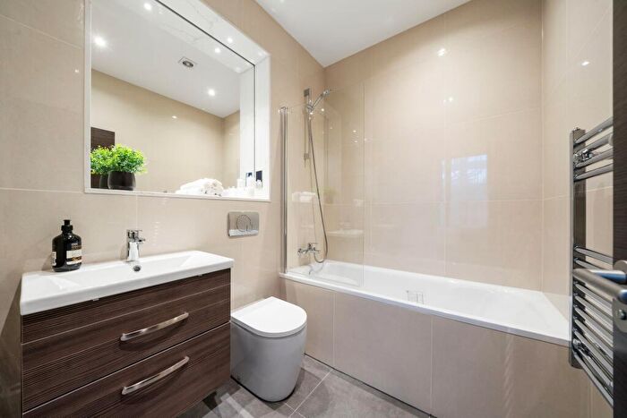 2 Bedroom Flat To Rent In Bath Road, Slough, SL1