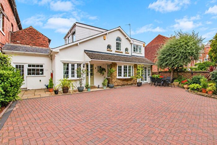 3 Bedroom Link Detached House For Sale In Long Causeway, Wakefield, WF1