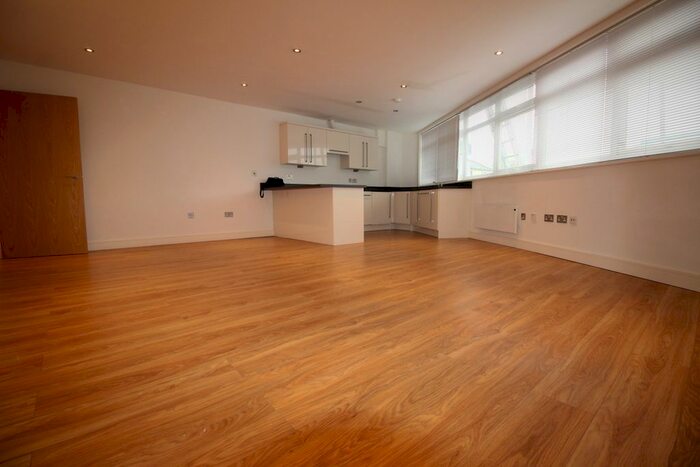2 Bedroom Flat To Rent In Oak Road, Leatherhead, KT22