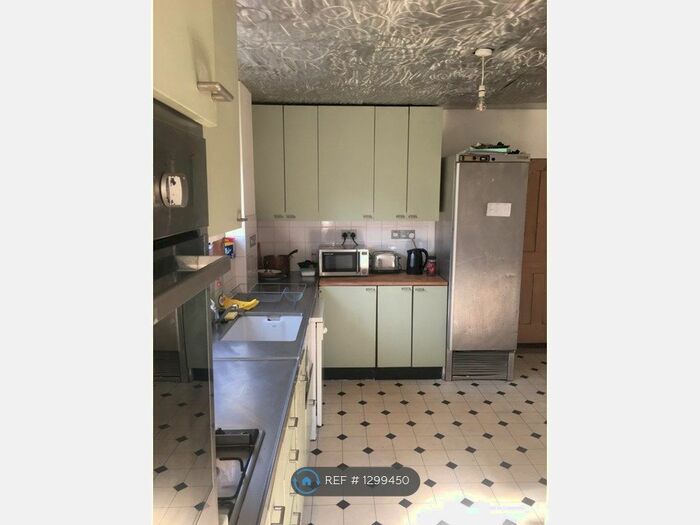 4 Bedroom Semi-Detached House To Rent In Roman Way, Farnham GU9