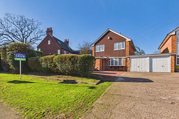 3 Bedroom Link Detached House For Sale In Green Lane, Leverstock Green, HP2