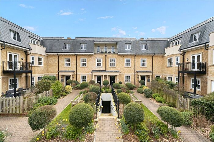 3 Bedroom Flat For Sale In Portsmouth Road, Cobham, Surrey, KT11