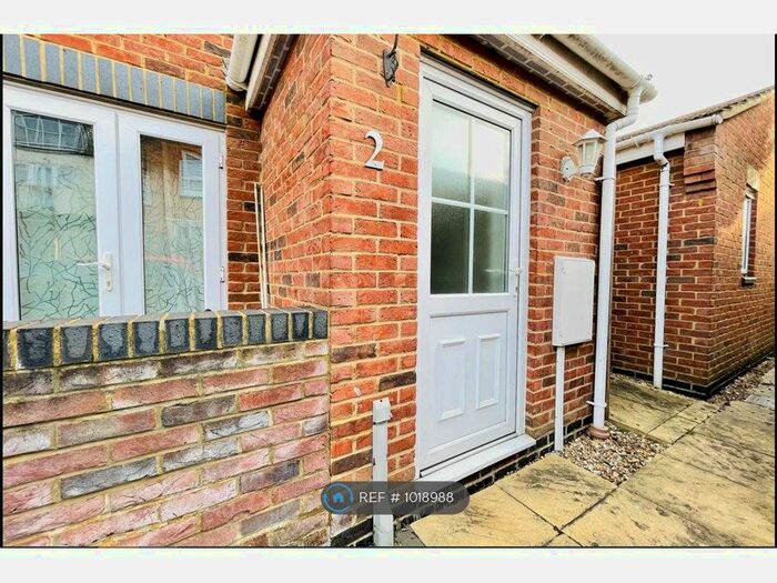 2 Bedroom Flat To Rent In Derby Road, Northampton, NN1