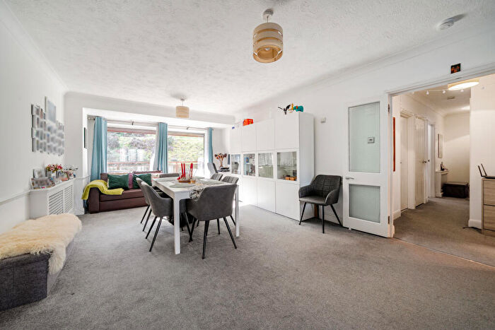 2 Bedroom Flat To Rent In Holmbury Park, Bromley, BR1