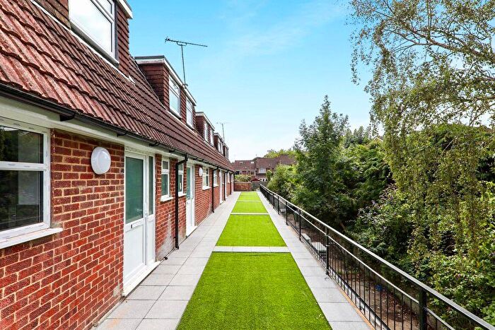 3 Bedroom Flat To Rent In Elizabeth Parade, - Tudor Drive, Yateley, GU46