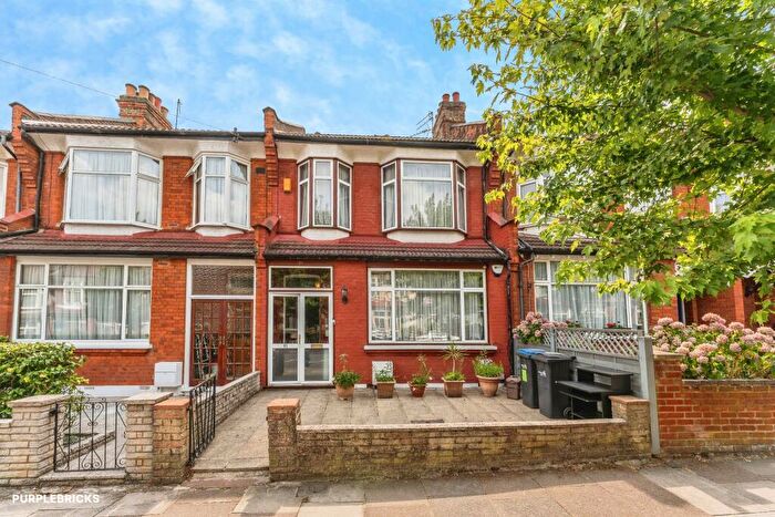 4 Bedroom Terraced House For Sale In Shrewsbury Road, Bounds Green, N11