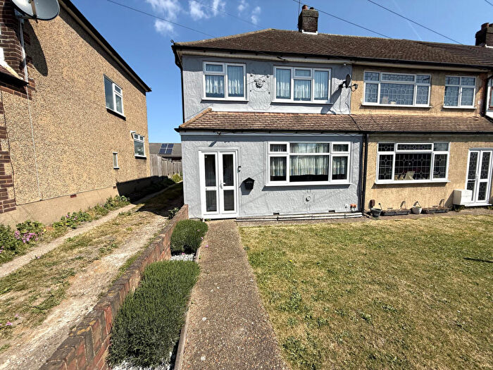 3 Bedroom End Of Terrace House For Sale In Rainham Road, Rainham, Essex, RM13
