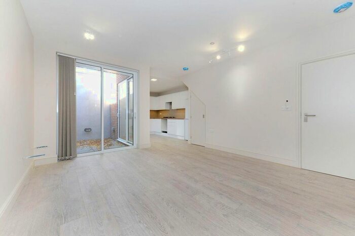 1 Bedroom Detached House To Rent In Carlisle Avenue, Acton, W3