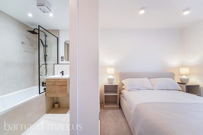 2 Bedroom Apartment For Sale In Woodcote Grove Road, Coulsdon, CR5