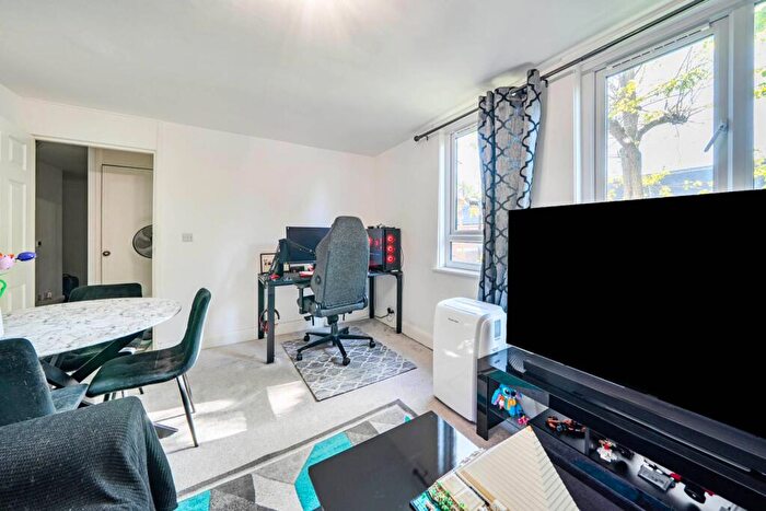 1 Bedroom Flat For Sale In Langdale Close, Elephant And Castle, London, SE17