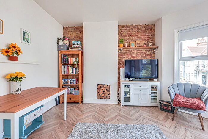 1 Bedroom Flat For Sale In Beach Avenue, Leigh-On-Sea, SS9