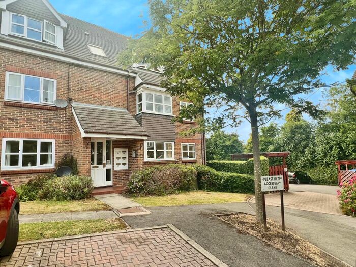 2 Bedroom Flat To Rent In St Johns, GU21