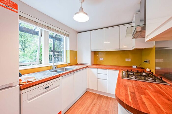 3 Bedroom Semi Detached House To Rent In Manchester Road, Isle Of Dogs, London, E14