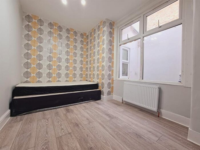 3 Bedroom Flat To Rent In Ruckholt Road, London, E10