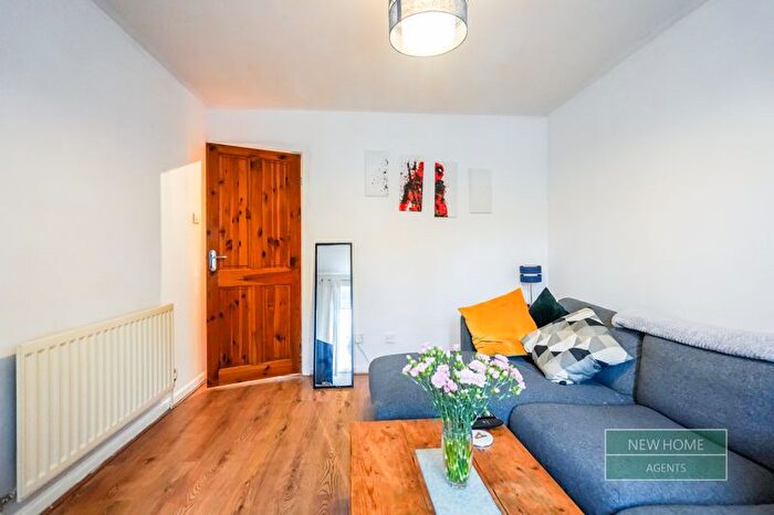 3 Bedroom End Of Terrace House For Sale In The Green, Idle, Bradford, BD10